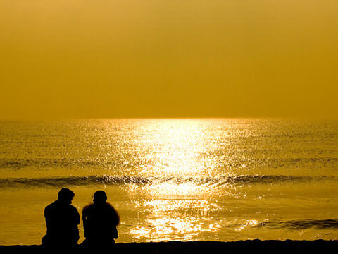 Chennai Dating: Couple at a beach