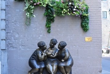 Sculpture of gossiping women 